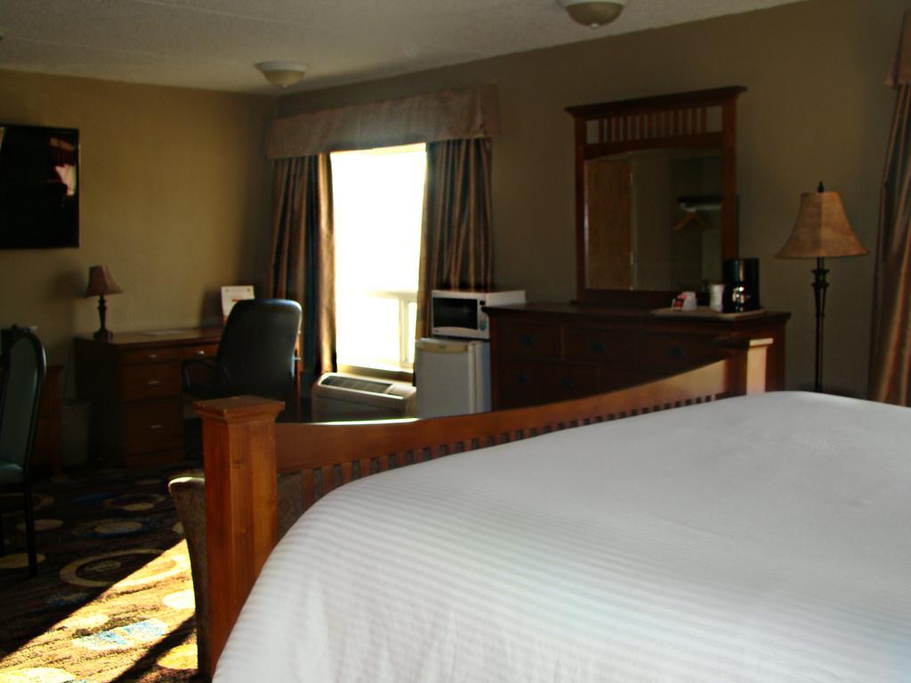 Stonebridge Hotel Форт Мак-Муррей Номер фото